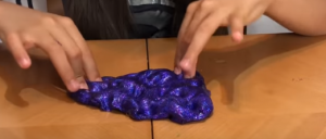 Slime ingredientes dentro de cáscara